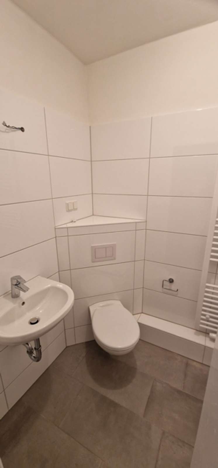 Attraktive 2-Zimmer-DG-Wohnung mit komplett saniertem Duschbad und Außenstellplatz (optional)