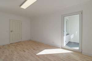 Kernsanierte 3-Zimmerwohnung mit Stellplatz und moderner Einbauküche – 65934 Nied, Frankfurt am Main – Vorschaubild 2