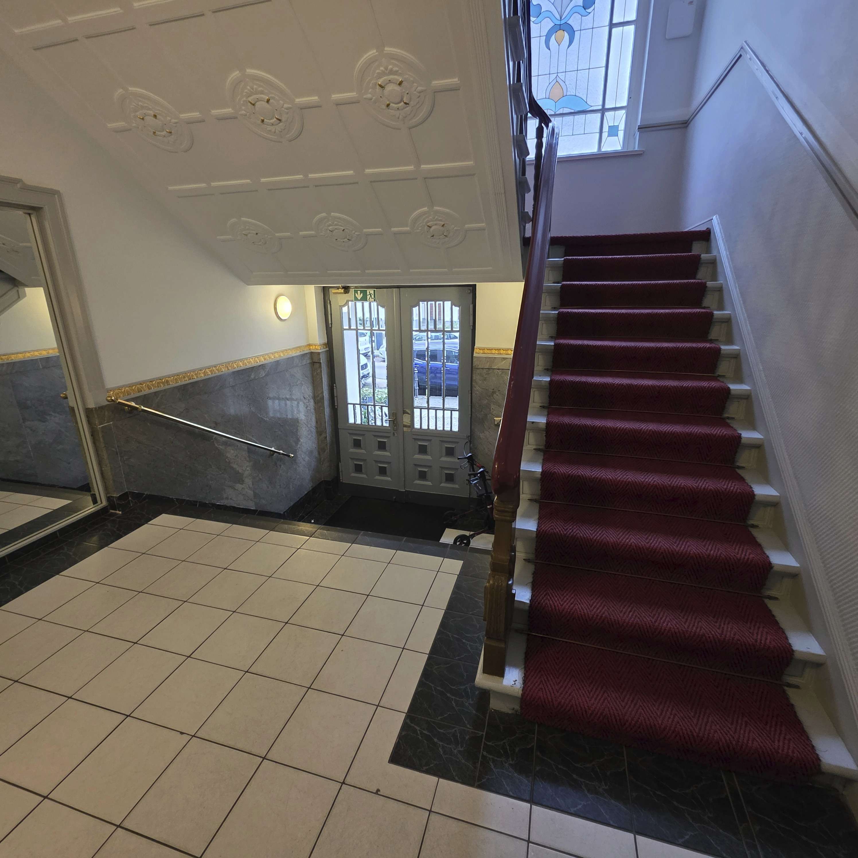 Ruhige Ku’damm-Lage: 4-Zimmer-Altbau mit Stuck, Dielen, Balkon & Aufzug, renovierungsbedürftig, Berlin – Bild 2