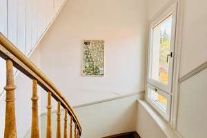 Maisonette-Altbauwohnung mit Dachterrasse & ausgebauter Bühne mit Sichtgebälk, reduzierte Stehhöhe 