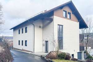 Lukratives Mehrfamilienhaus für renditeorientierte Investoren in gefragter Wohnlage von Kronach – Die vollständige Adresse der Immobilie erhältst du vom Anbieter., 96317 Kronach – Vorschaubild 1