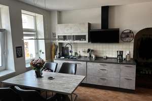 Helle 3-Raum-Wohnung mit großer Wohnküche, Kaminanschluss, Garten & Stellplatz