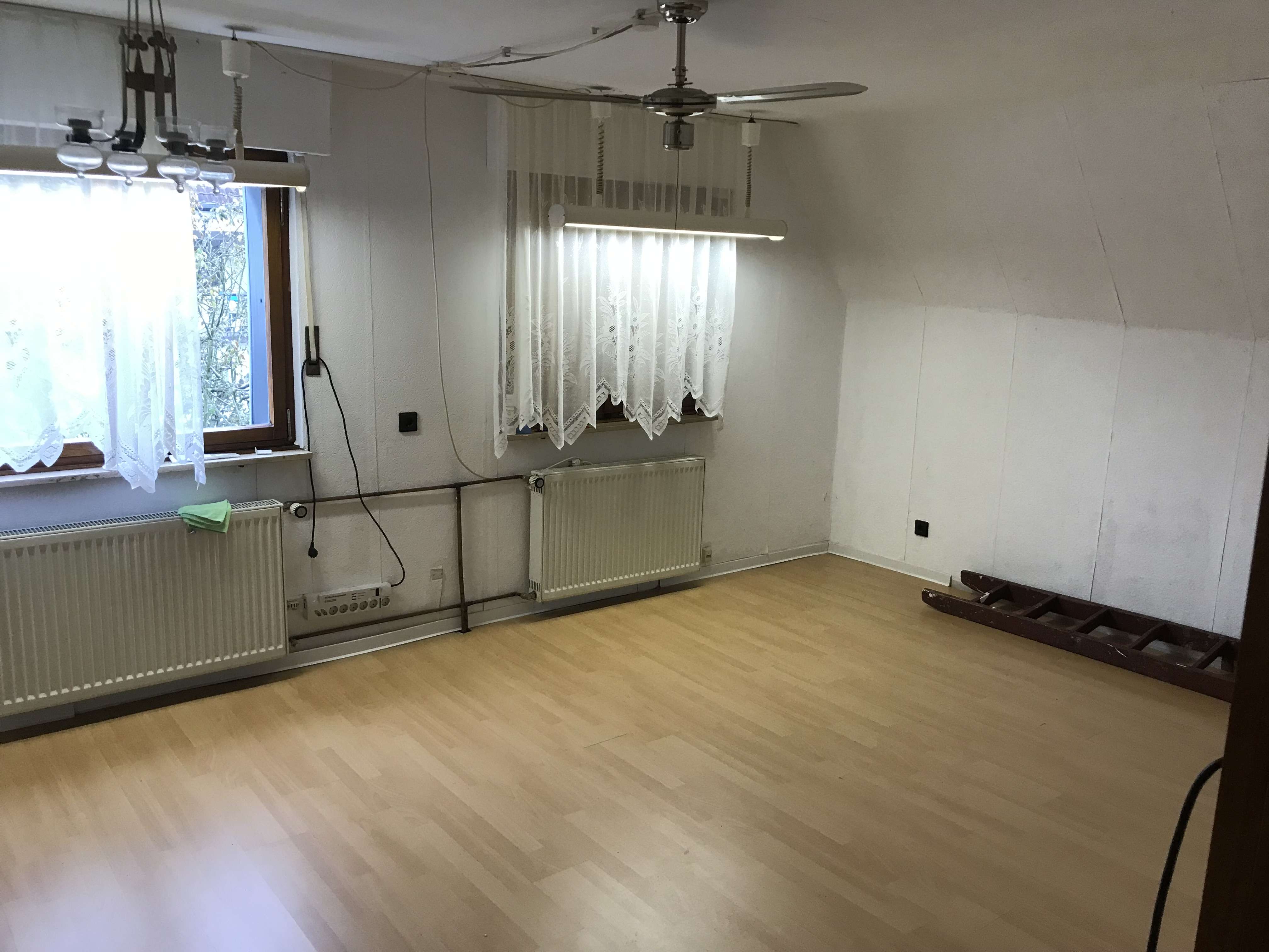 Immobilie in Linz am Rhein - KLEINES EINFAMILIENHAUS MIT GROẞEM GRUNDSTÜCK UND BACHLAUF - Bild 1