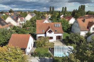Vor den Toren Regensburgs: schickes Haus mit großen Garten in herrlich ruhiger Lage!