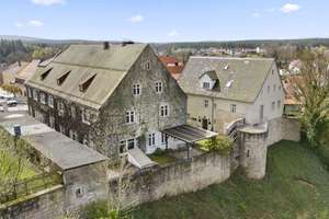 Historisches Schmuckstück! Wohnhaus in zentraler Innenstadtlage mit denkmalgeschütztem Fabrikgebäude – Die vollständige Adresse der Immobilie erhältst du vom Anbieter., 95473 Creußen – Vorschaubild 3