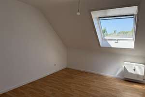 ** Helle renovierte 3 Zimmer Dachgeschoss-Wohnung in Leverkusen Quettingen, Burgloch** – 51381 Quettingen, Leverkusen – Vorschaubild 3
