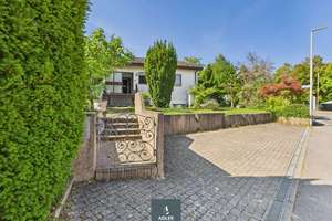 FAMILIENTRAUM - Einfamilienhaus + ELW, Garten und Doppelgarage sowie Außenstellplätzen – Die vollständige Adresse der Immobilie erhältst du vom Anbieter., 74366 Kirchheim am Neckar – Vorschaubild 2