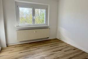 Bezugsfreie 3-Raumwohnung mit Designbodenbelag, Wannenbad, Balkon und Pkw-Stellplatz!!! – Hundsburgallee 7, 18106 Schmarl, Rostock – Vorschaubild 3