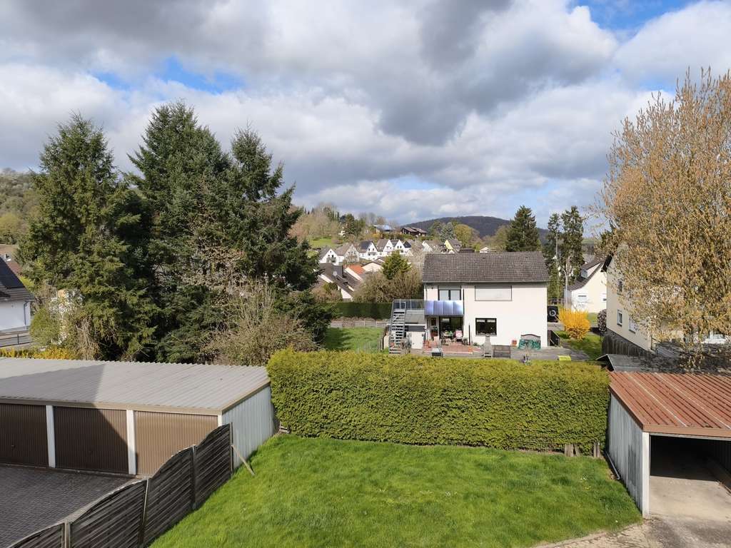 Immobilie in Sinzig - Gepflegtes 2 Familienhaus mit Garten und 2 Garagen in zentraler Lage mit Aussicht - Bild 1