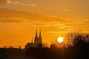 Wohnen über dem Rhein mit traumhaftem Blick auf den Dom: 4-Zimmer-Wohnung in Köln-Mülheim – Die vollständige Adresse der Immobilie erhältst du vom Anbieter., 51063 Mülheim (Ortsteil), Köln – Vorschaubild 2
