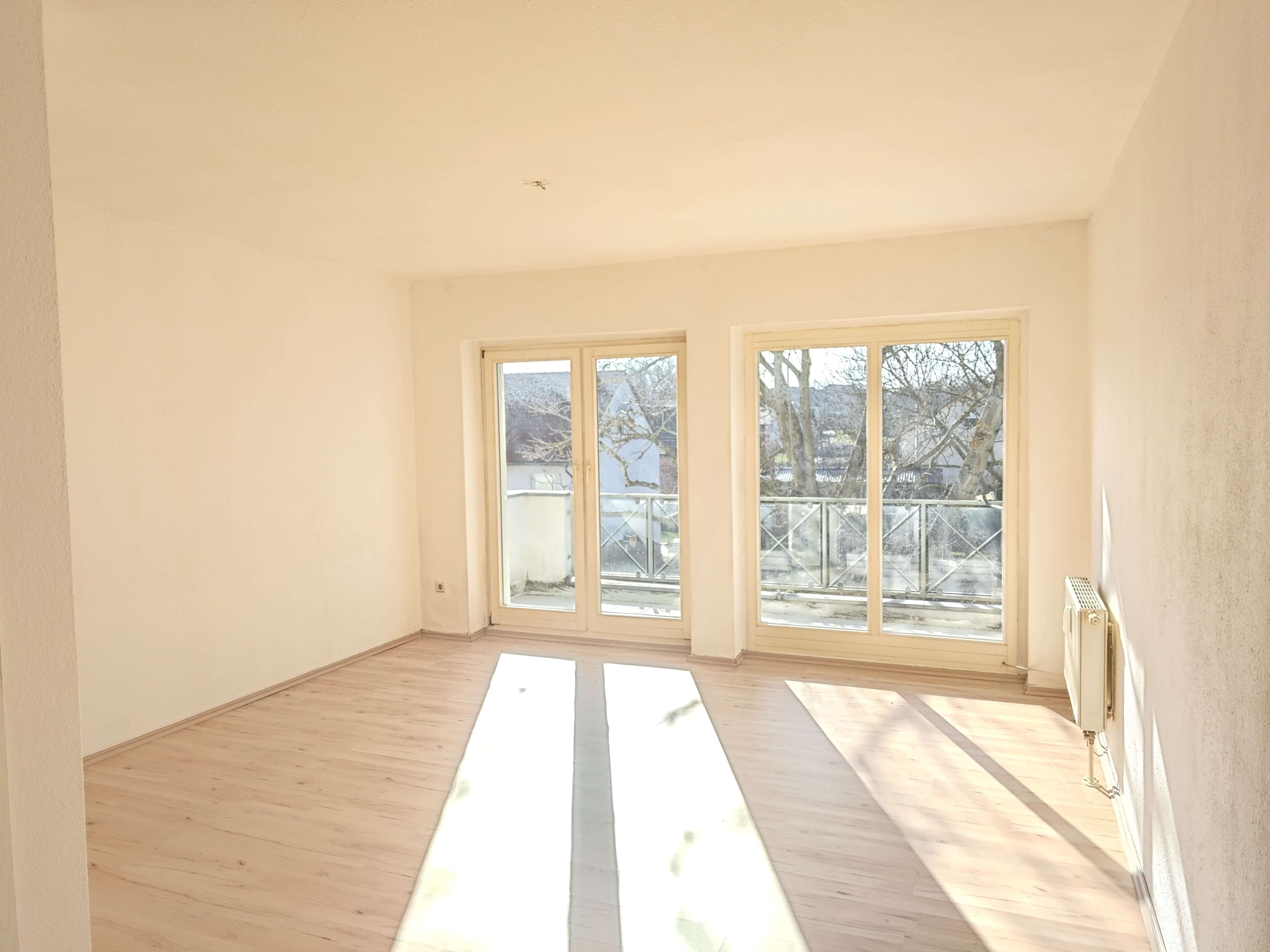 Immobilie in Goethestadt Bad Lauchstädt - Schöne 2 Zi. Wohnung mit großem Südwest-Balkon in idyllischer Lage - Bild 0