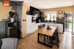 Frisch modernisiertes Reihenendhaus mit Garten, Pool und Ausbaupotenzial in ruhiger Lage