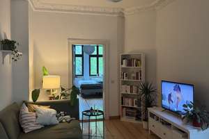 Helle 2-Zimmer-Altbauwohnung mit Dielen und Stuck