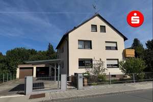 3-Familienhaus in Nürnberg-Altenfurt mit zwei freien Wohnungen, zwei Garagen und Carport – Die vollständige Adresse der Immobilie erhältst du vom Anbieter., 90475 Altenfurt, Moorenbrunn, Nürnberg – Vorschaubild 1