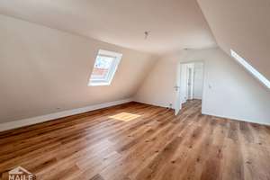 Helle 1,5-Zimmer-Dachgeschosswohnung mit Einbauküche in der schönen Cannstatter Altstadt – Brunnenstraße 13, 70372 Cannstatt-Mitte, Stuttgart – Vorschaubild 2