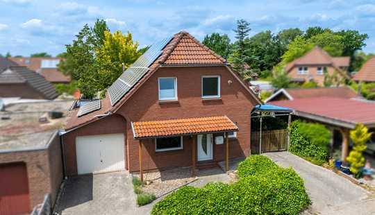 Bild von Einfamilienhaus mit PV-Anlage und Garage!