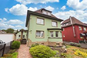 Großzügiges Zweifamilienhaus mit weitläufigem Grundstück, zwei Garagen und vielseitigem Nutzungs