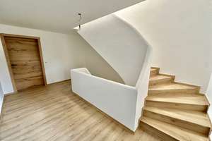 Erstbezug in moderner 3-Zimmer-Wohnung im neu ausgebauten Bauernstadl mit überdachter Terrasse – Ametsbichl 6, 83109 Großkarolinenfeld – Vorschaubild 3