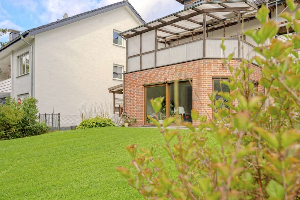 Immobilie in Schloß Holte-Stukenbrock - Gepflegtes 2-3 Familienhaus in ruhiger Lage – am Waldrand - Bild 1