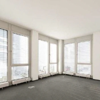 STOCK - Natursteinfassade | verglaste Eingangsbereiche | begrünte Innenhöfe