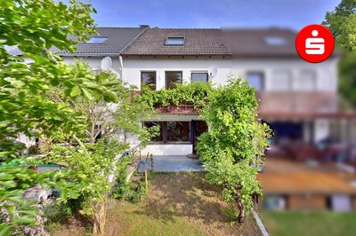 Solides Reihenmittelhaus mit ausgebautem Dachgeschoss und sonnigem Garten in Stein