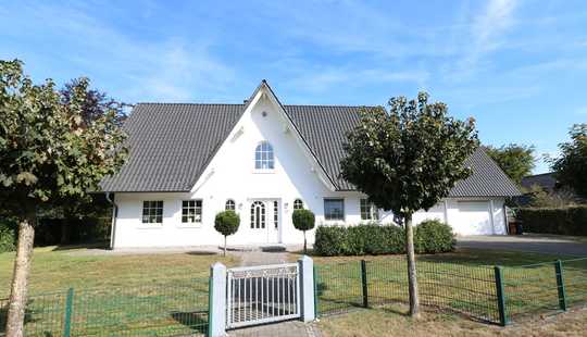 Bild von Schickes, topgepflegtes Einfamilienhaus mit Doppelgarage auf wunderbarem Grundstück (Randlage)