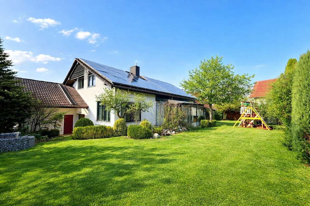 Immobilie in Geisenhausen - Exklusives Familienanwesen mit idyllischem Garten und außergewöhnlichem Sicherheitskonzept - Bild 1