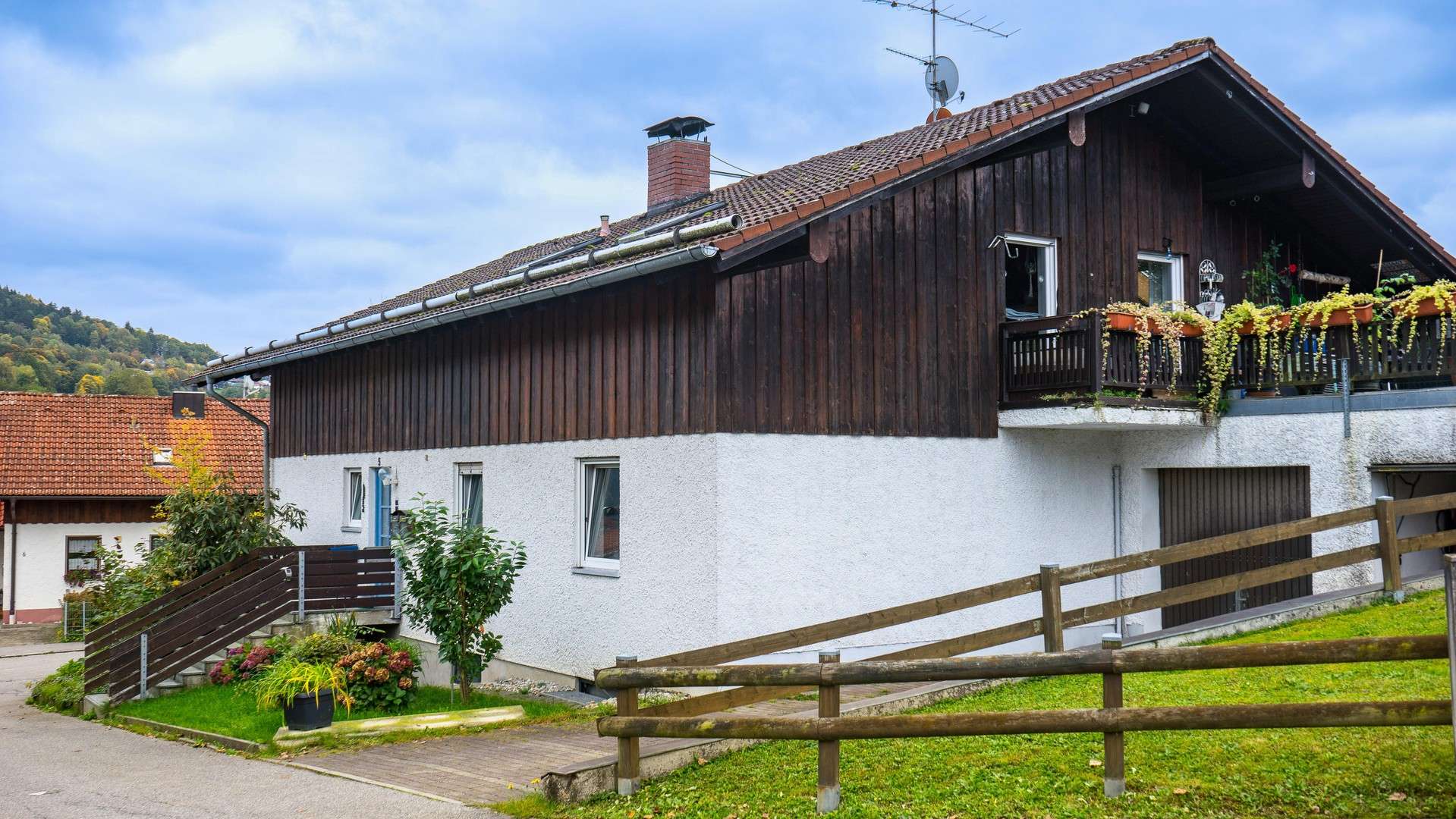 Große Erdeschosswohnung, Kellerräume, Garage, Gartenanteil, Deggendorf Kreis – Bild 1