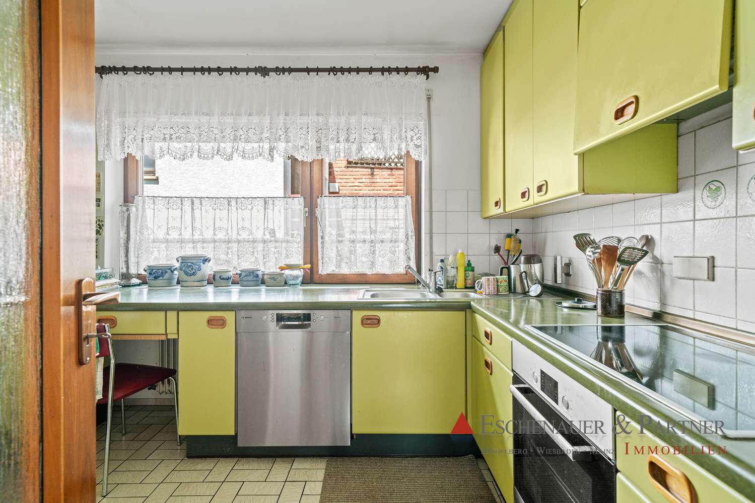 Immobilie in Wilhelmsfeld - Panoramablick in Bestlage: Großes Dreifamilienhaus auf 1.218 m² Grundstück für Eigennutzer & Anleger - Bild 2