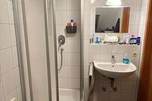 Studenten und AZUBIs !  Möbliertes Zimmer zum vermieten  !!! Anfragen, bitte nur per E-Mail – Katholischer Kirchenplatz 4, 91054 Altstadt, Erlangen – Vorschaubild 3