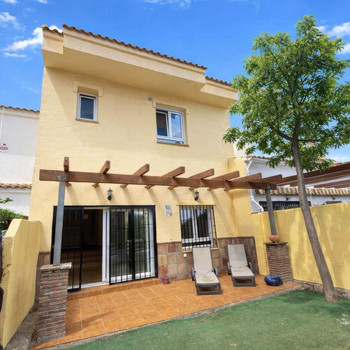 Reihenhaus zum Verkauf mit privatem Parkplatz, Garten und Innenhof in Alhaurín Golf. REF TH5365960