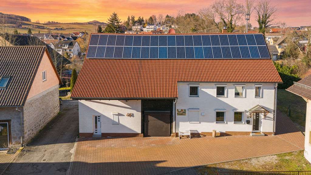 Immobilie in Hilzingen - Raumwunder mitten in Hilzingen!
Romantisches Fachwerkhaus mit zwei Garagen - Bild 0