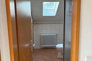 Ruhige 2,5-Zimmer-Dachgeschosswohnung mit Balkon und Weinbergblick in Obersulm-Affaltrach – Die vollständige Adresse der Immobilie erhältst du vom Anbieter., 74182 Obersulm – Vorschaubild 2