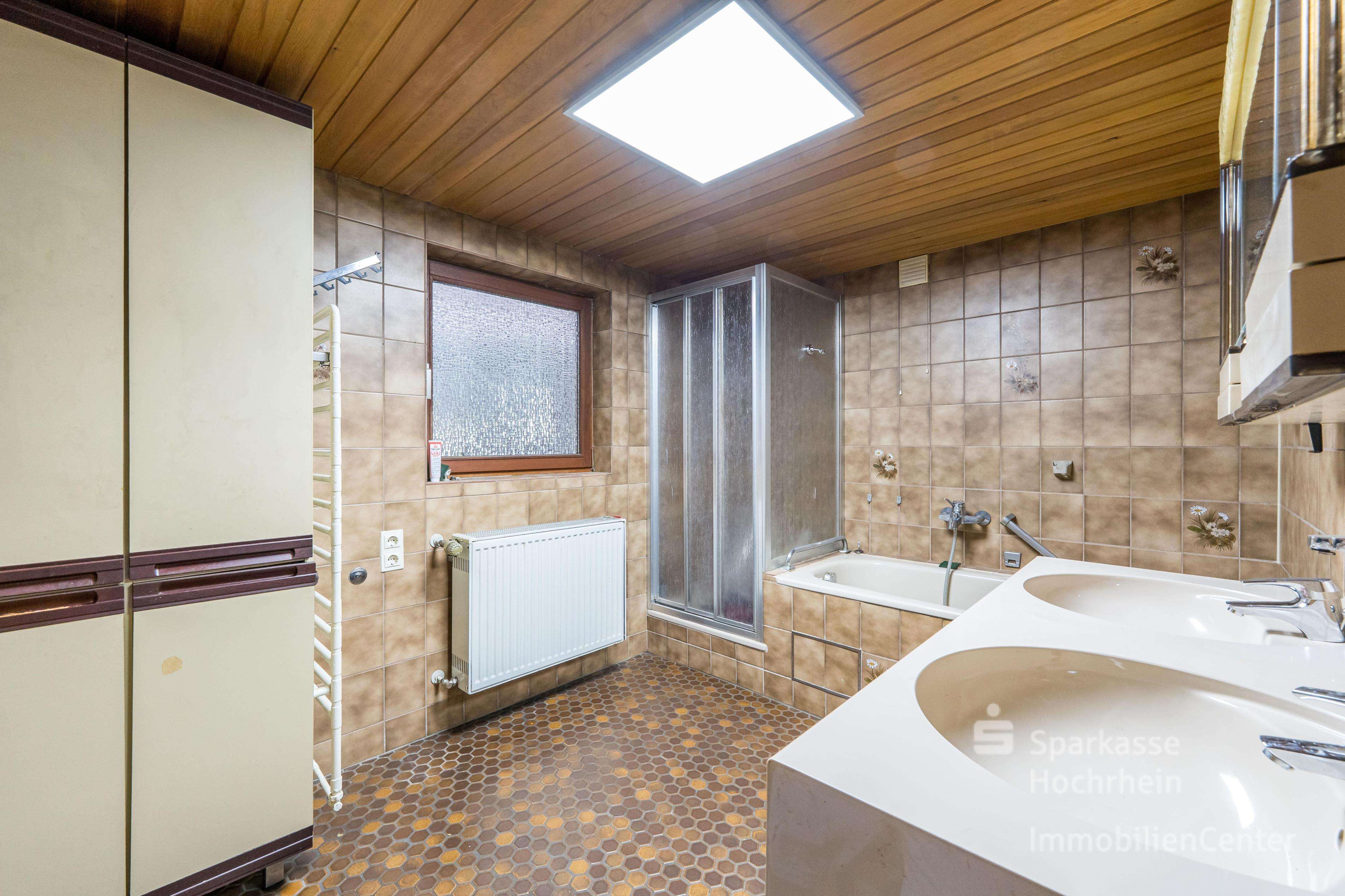 Immobilie in Herrischried - Viel Raum für Ihr Leben - Charmantes Landhaus mit drei Wohneinheiten und großem Grundstück - Bild 1