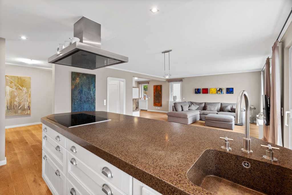 Exklusives Zweifamilienhaus mit großzügigen Garten und vielseitigen Nutzungsmöglichkeiten.