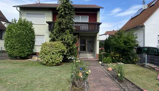 Bild von Großzügiges Zweifamilienhaus mit großen Gärten, Terrasse & Garage in ruhiger Lage