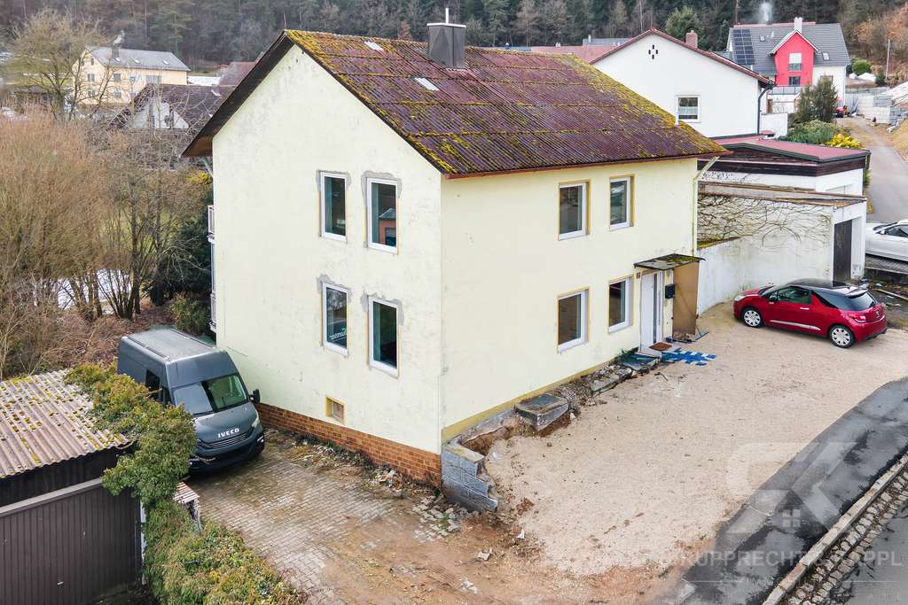 Immobilie in Nabburg - Umfassend saniertes EFH mit weitläufigem Grundstück und Weitblick! Sorgenfreies wohnen in Nabburg - Bild 1