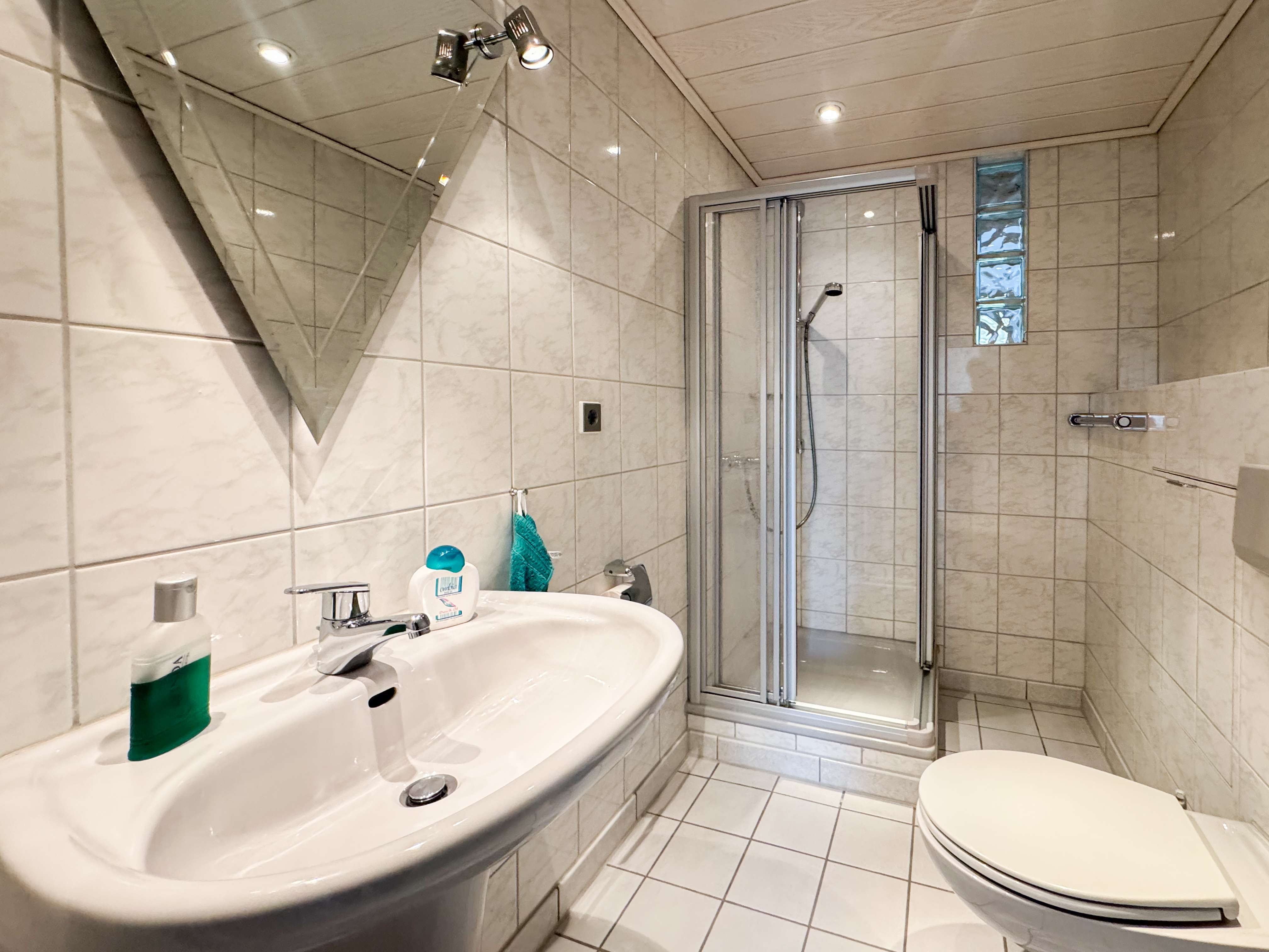 Immobilie in Riedstadt - Großzügiges und gepflegtes Zweifamilienhaus mit Garten, Terrasse, und Garagen sowie Ausbaupotenzial - Bild 7