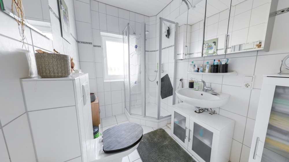 Immobilie in Kirkel - Topgepflegt und attraktiv gelegen - Zweifamilienhaus mit tollem Garten, 2 Garagen und Nebengebäude - Bild 2