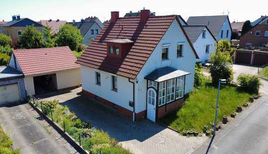 Bild von Einfamilienhaus mit Grundstück und Garage