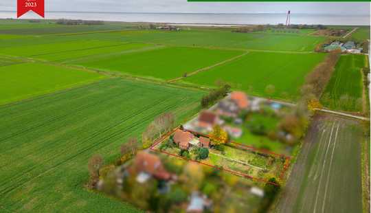 Bild von Einen Steinwurf vom Deich:
Teilmodernisiertes Einfamilienhaus mit Nebengebäude auf
weitläu
