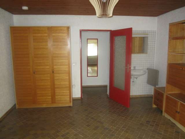 Immobilie in Hohen-Sülzen - Hohen-Sülzen: Älteres kleines Einfamilienhaus für kleine Familie. Ruhige Lage. Garage, Garten, Pool. - Bild 2