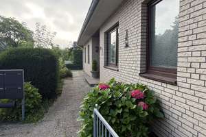 In beliebter Wilhem-Busch-Siedlung, Großzügige 2-Zimmer-Wohnung mit Garten, Kamin & hochwertiger EBK – Wilhelm-Busch-Weg 25, 28329 Sebaldsbrück, Bremen – Vorschaubild 2