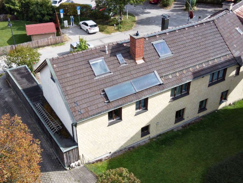 Immobilie in Schäftlarn - Rarität in Hohenschäftlarn: Charmantes Zweifamilienhaus mit S-Bahn-Anschluss & Kamin - Bild 1