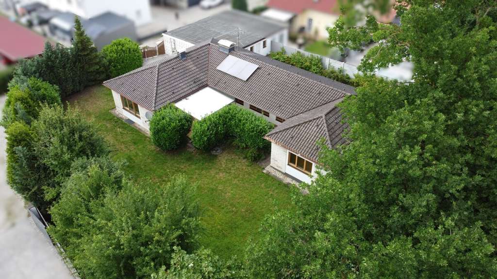 Immobilie in Mettenheim - **Ebenerdiger Wohnkomfort mit 200 m² Wohnfläche**
Stilvoller, ruhig gelegener Bungalow mit Garten - Bild 2