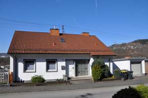 Einfamilienhaus mit Anliegerwohnung – Solide Kapitalanlage oder Mehrgenerationenwohnen – Die vollständige Adresse der Immobilie erhältst du vom Anbieter., 57080 Eiserfeld, Siegen – Vorschaubild 1