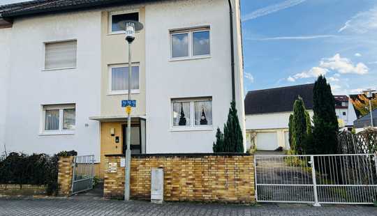 Bild von Geräumiges Mehrfamilienhaus mit großem Hofbereich und 4 Garagen