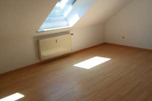 Attraktive 3-Zimmer-Wohnung: Helles Dachgeschoss in Fürth – Regelsbacher Straße 26a, 90768 Atzenhof, Burgfarrnbach, Fürth – Vorschaubild 2