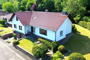 Großzügiges Wohnhaus mit Ausbaupotenzial in traumhafter Waldrandlage – Die vollständige Adresse der Immobilie erhältst du vom Anbieter., 63694 Limeshain – Vorschaubild 2