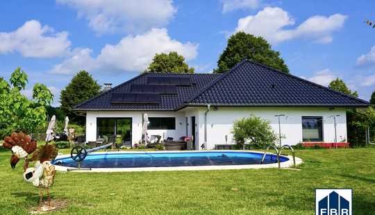 Bild von Luxuriöses Wohnen am See: Moderne Familienresidenz mit Pool und zwei Ferienhäusern